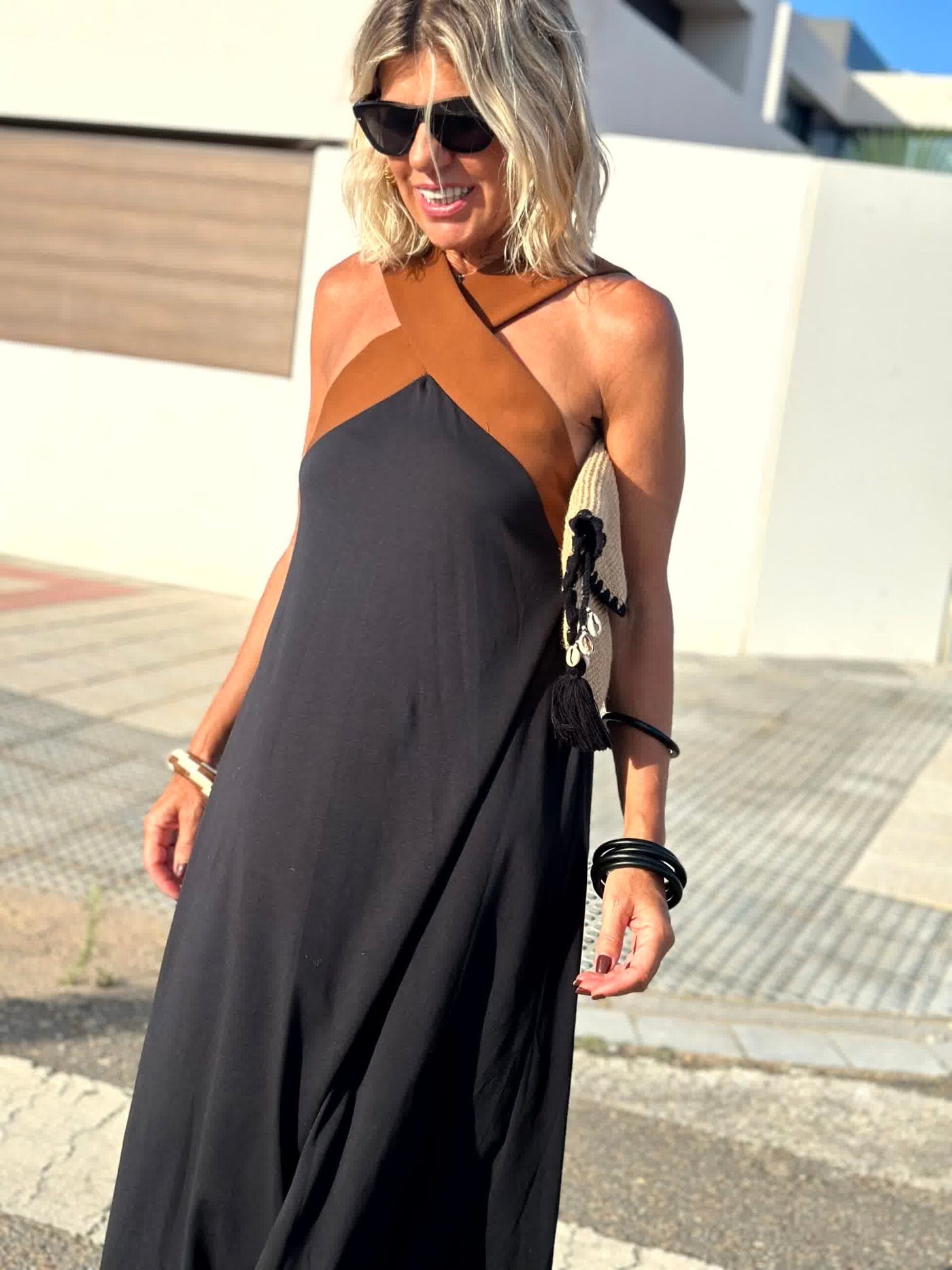 Sienna | Elegant Kjole med Åben Ryg og Krydsning i Halsen