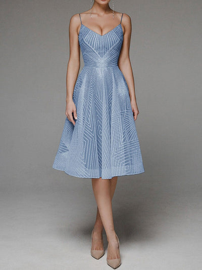 Emira | Klassisk Elegancekjole" can be rewritten as "Emira | Timeless Elegance Dress.