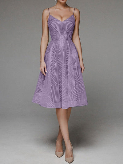 Emira | Klassisk Elegancekjole" can be rewritten as "Emira | Timeless Elegance Dress.
