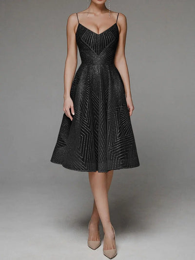 Emira | Klassisk Elegancekjole" can be rewritten as "Emira | Timeless Elegance Dress.
