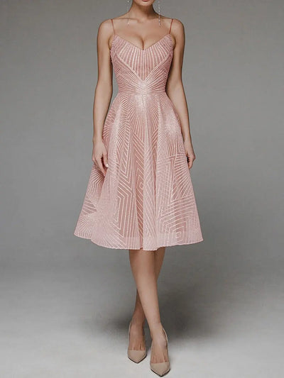 Emira | Klassisk Elegancekjole" can be rewritten as "Emira | Timeless Elegance Dress.