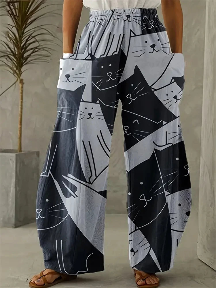 Freja Damebukser i Plus Size med Komfortabelt Katteprint – Løstsiddende Bukser med Vide Ben til Hjemmebrug eller Afslappede Dage